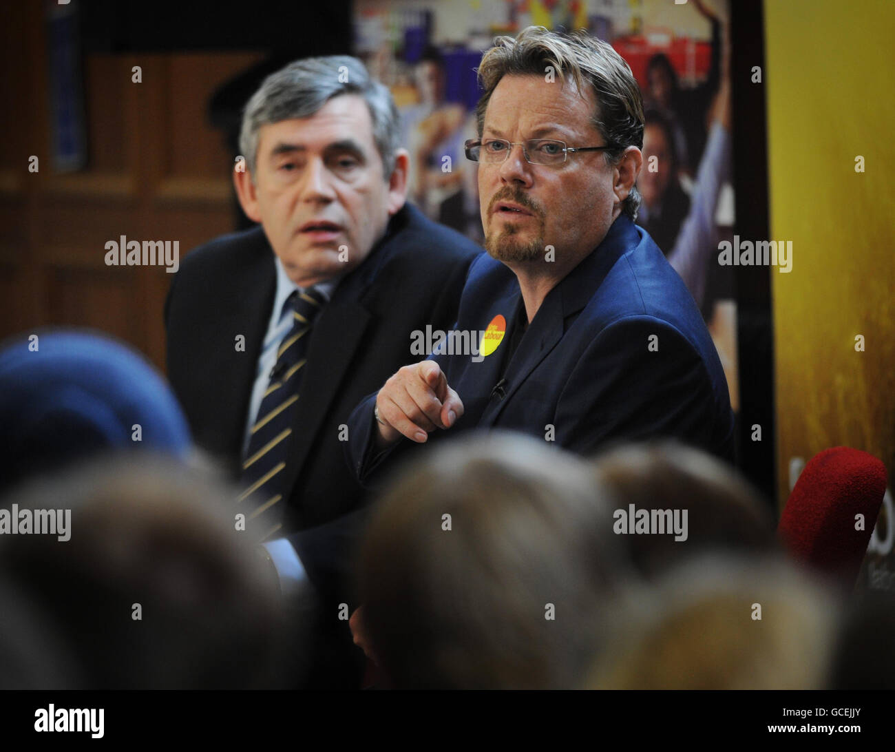 Il primo Ministro Gordon Brown e il comico Eddie Izzard si sono dati oggi una sessione di domande e risposte con gli studenti del Brighton e del sesto Collegio Hove. Foto Stock