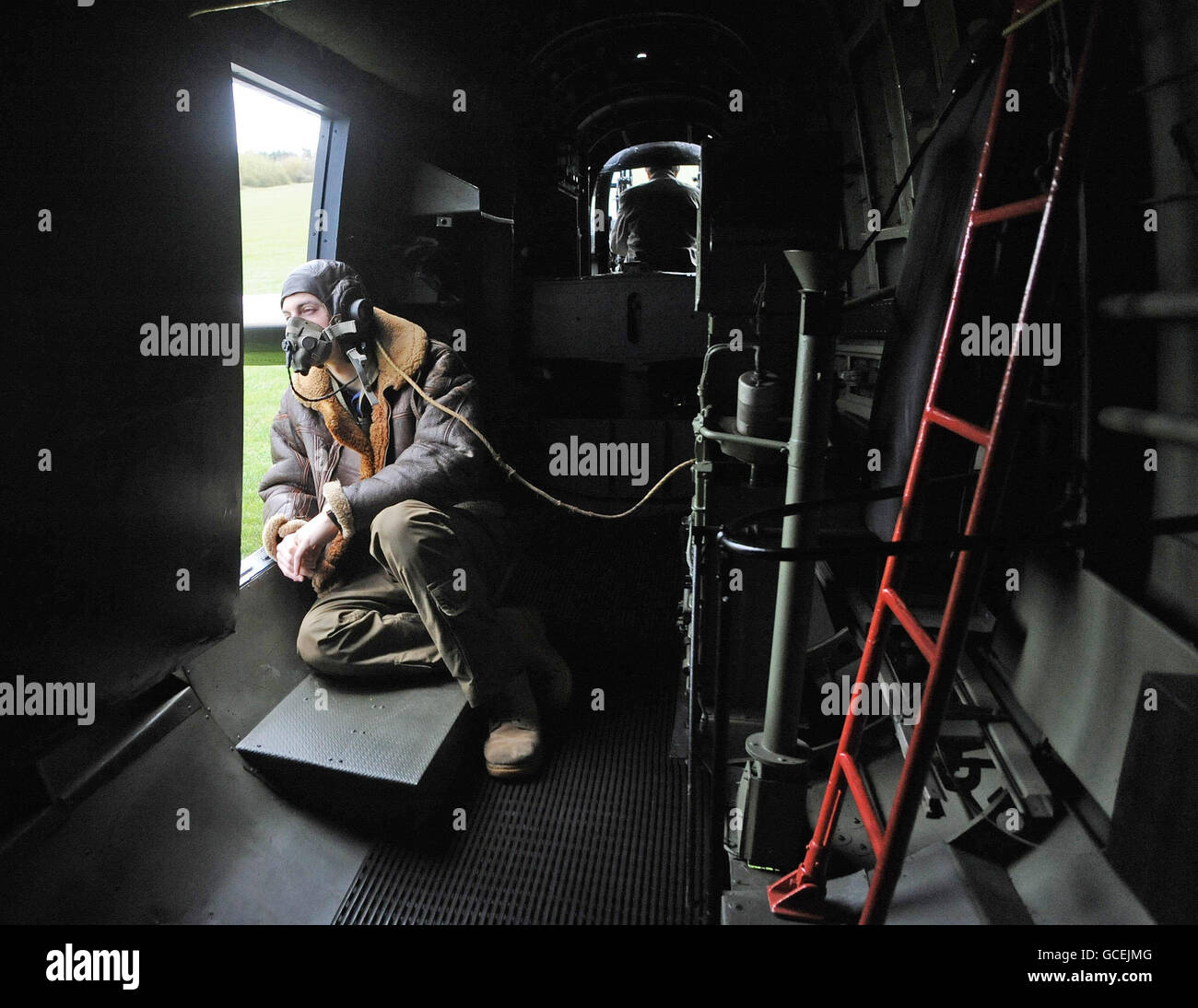 Andrew Panton, General Manager del Lincolnshire Aviation Heritage Center, durante una corsa in taxi all'interno della seconda guerra mondiale Avro Lancaster NX611 "Just Jane" presso il Lincolnshire Aviation Center, East Kirkby. Foto Stock