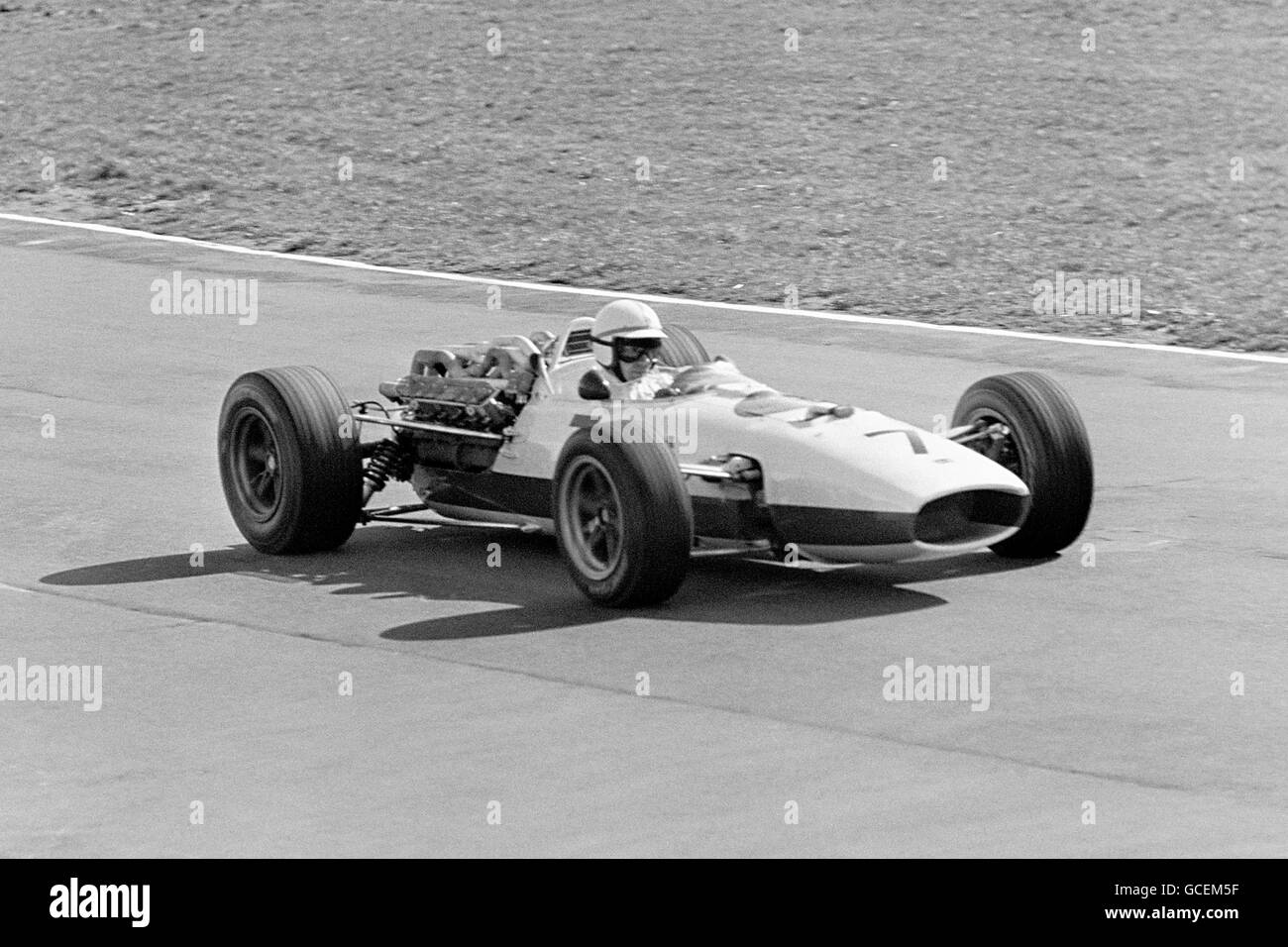 John Surtees, in azione in una sessione di prove nella sua Honda per la gara di campioni a Brands Hatch. Foto Stock