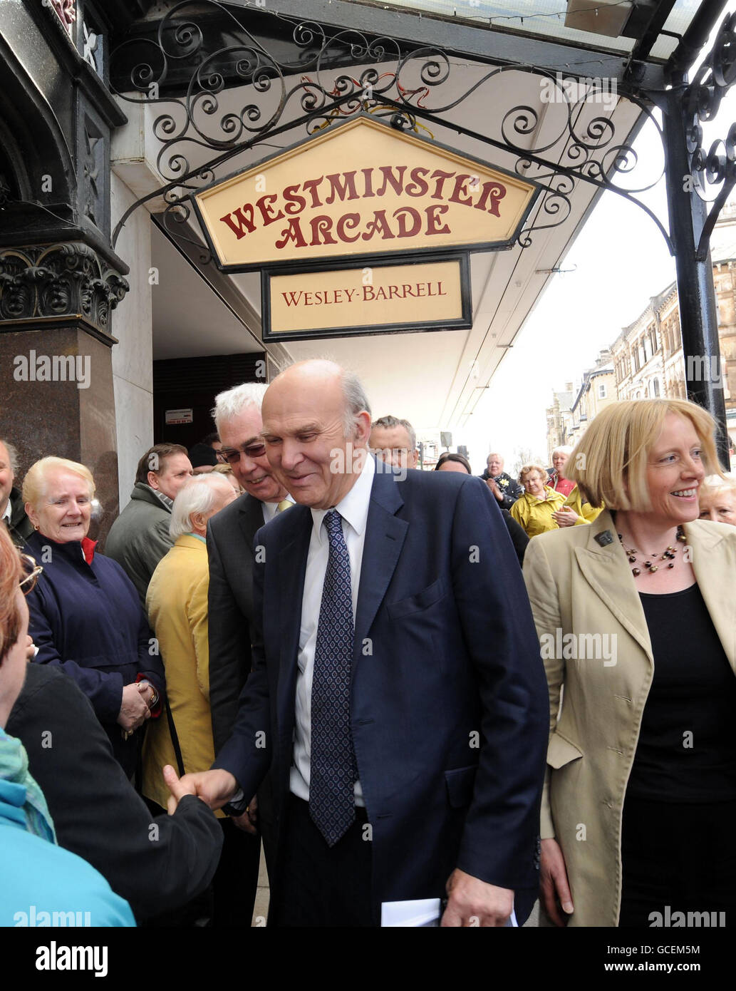 Il portavoce dei liberali democratici finanziari vince Cable (centro) arriva oggi alla Westminster Arcade durante una visita ad Harrogate. Il vice leader liberaldemocratico ha ammonito oggi che il sistema politico sarebbe "illegittimo" se il Labour avesse vinto solo un terzo dei voti, ma finì per essere il partito più grande dopo le elezioni generali parlando del programma World at One della BBC radio 4. Foto Stock