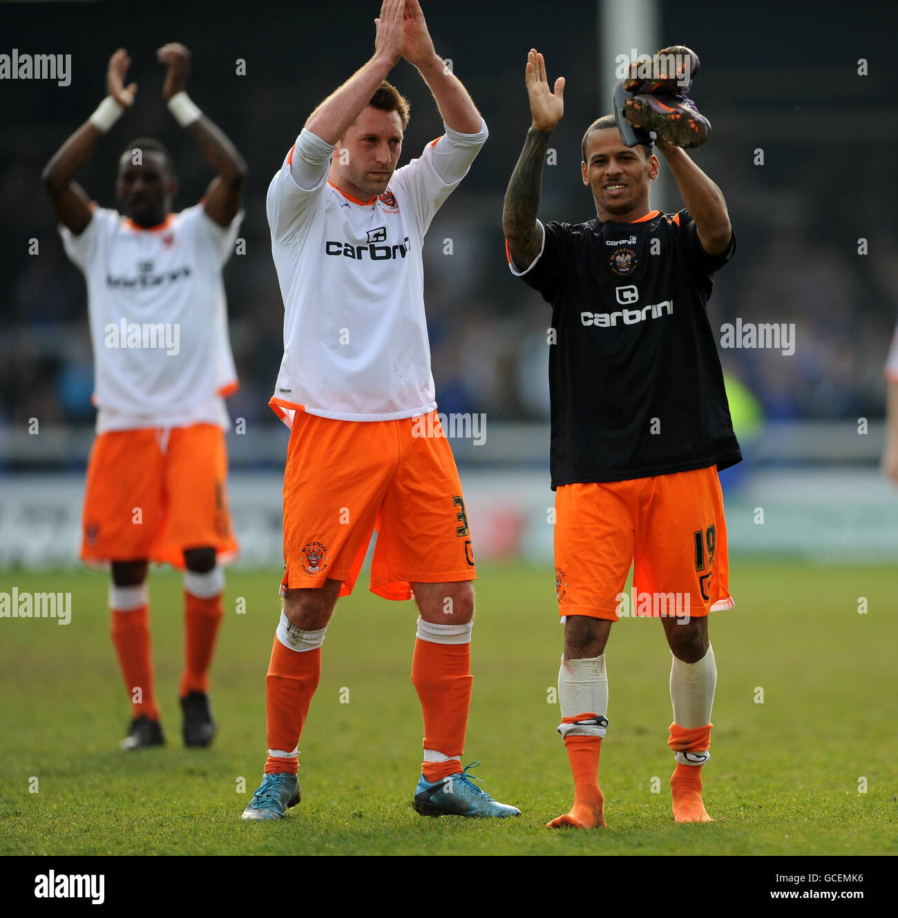 Il capocannoniere di Blackpool DJ Campbell (a destra) celebra la vittoria con Stephen Dobbie durante il campionato Coca-Cola a London Road, Peterborough. Foto Stock