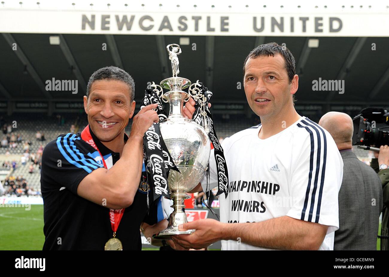 Il manager della Newcastle United Chris Hughton (a sinistra) festeggia con l'assistente manager Colin Calderwood e il trofeo della Coca-Cola Football League Championship Foto Stock