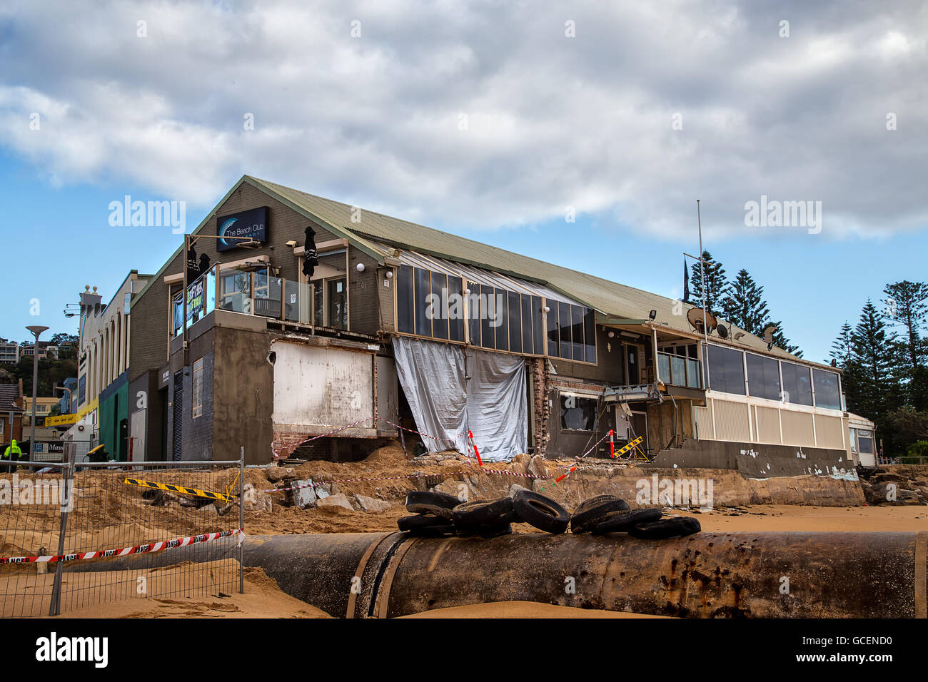 Il Collaroy Beach Club mostra estesi danni strutturali dopo Australia i peggiori tempeste per 40 anni. Foto Stock