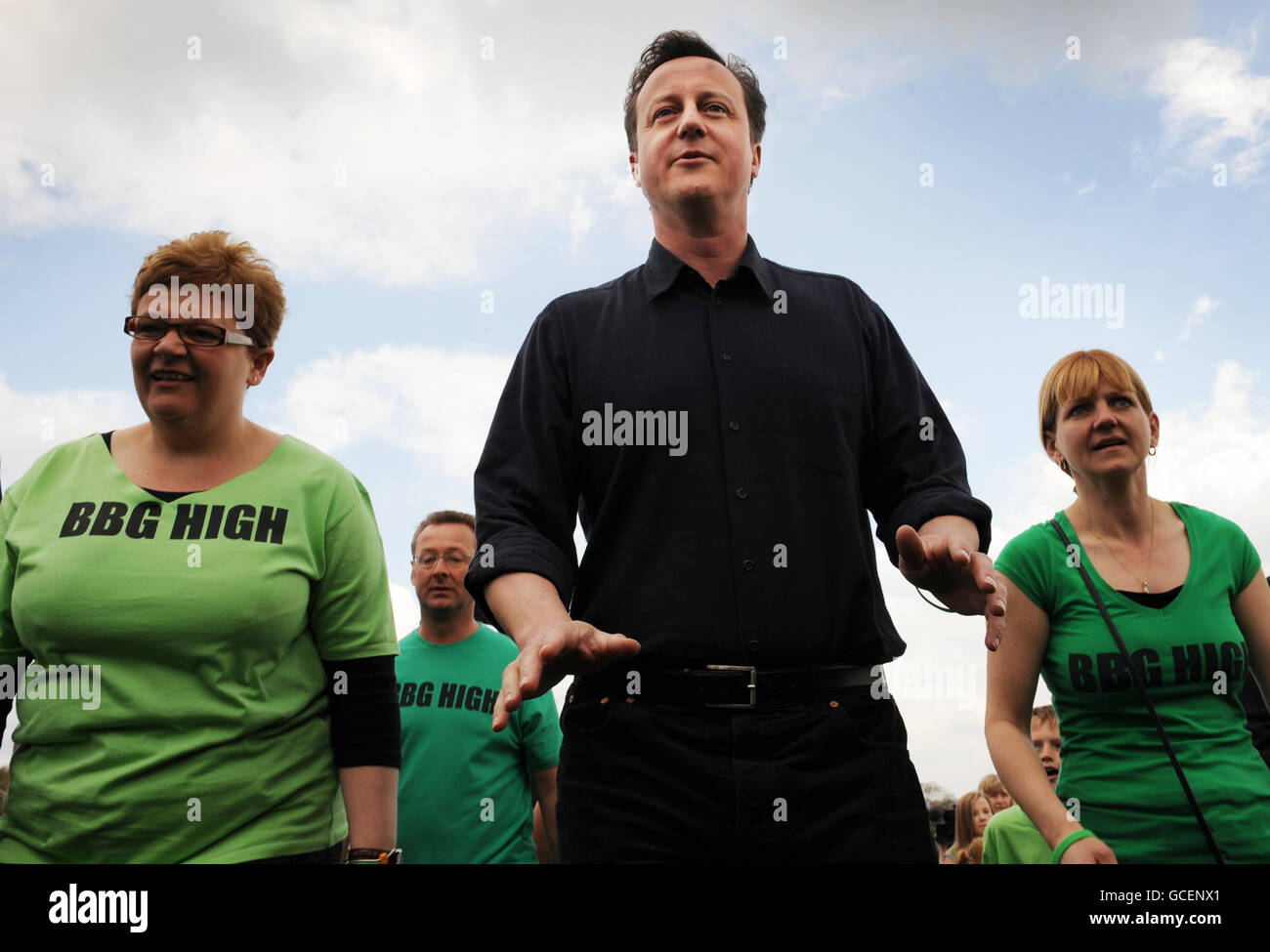 Il leader del Partito conservatore David Cameron a Gomersal, West Yorkshire, dove incontrò i bambini e i genitori che stavano facendo campagna per salvare la scuola locale, la Birkenshaw Middle School dalla chiusura pianificata nel 2013. Foto Stock