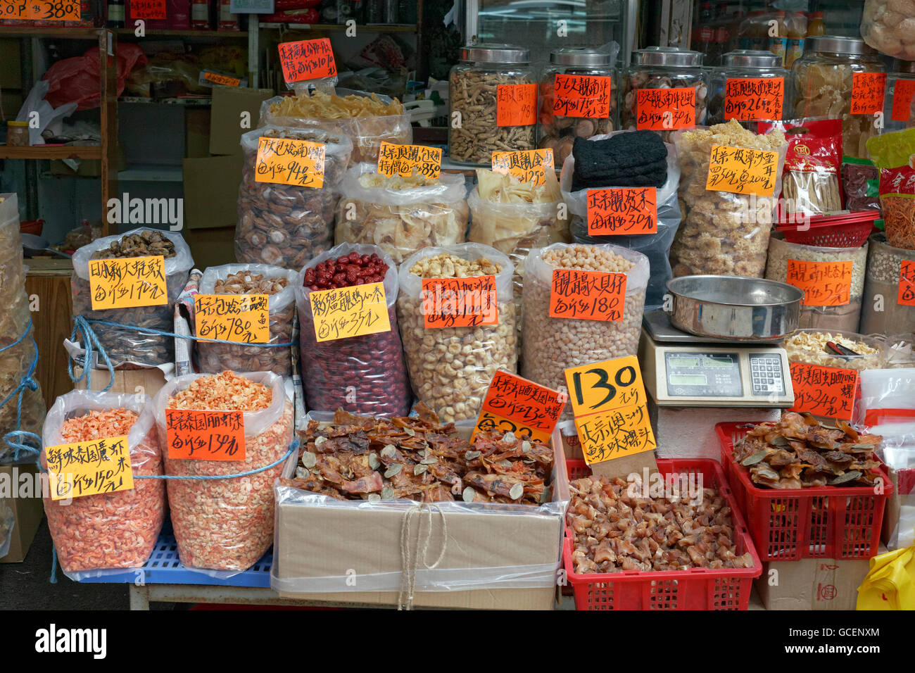Pesci secchi e frutti di mare in vendita, Des Voeux Road West, Sheung Wan District, Isola di Hong Kong, Hong Kong, Cina Foto Stock