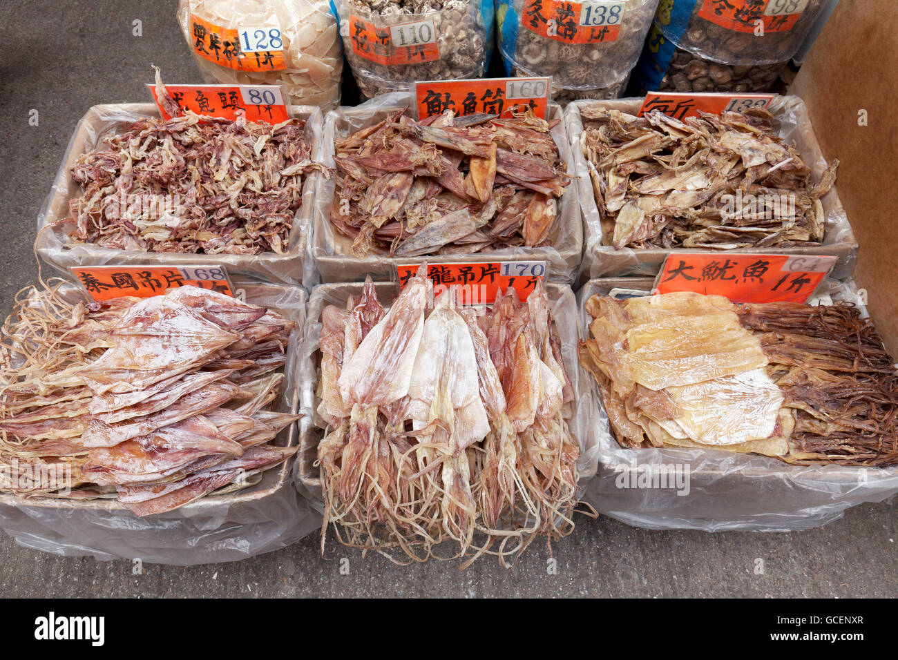 Pesce essiccato per la vendita, Des Voeux Road West, Sheung Wan District, Isola di Hong Kong, Hong Kong, Cina Foto Stock