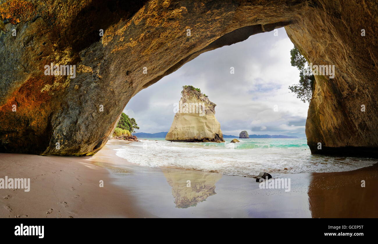 Cattedrale grotta con staccata la pietra arenaria calcarea delle rocce, Cathedral Cave Beach, Mercurio Bay, Te Whanganui-A-Hei, Hahei Foto Stock