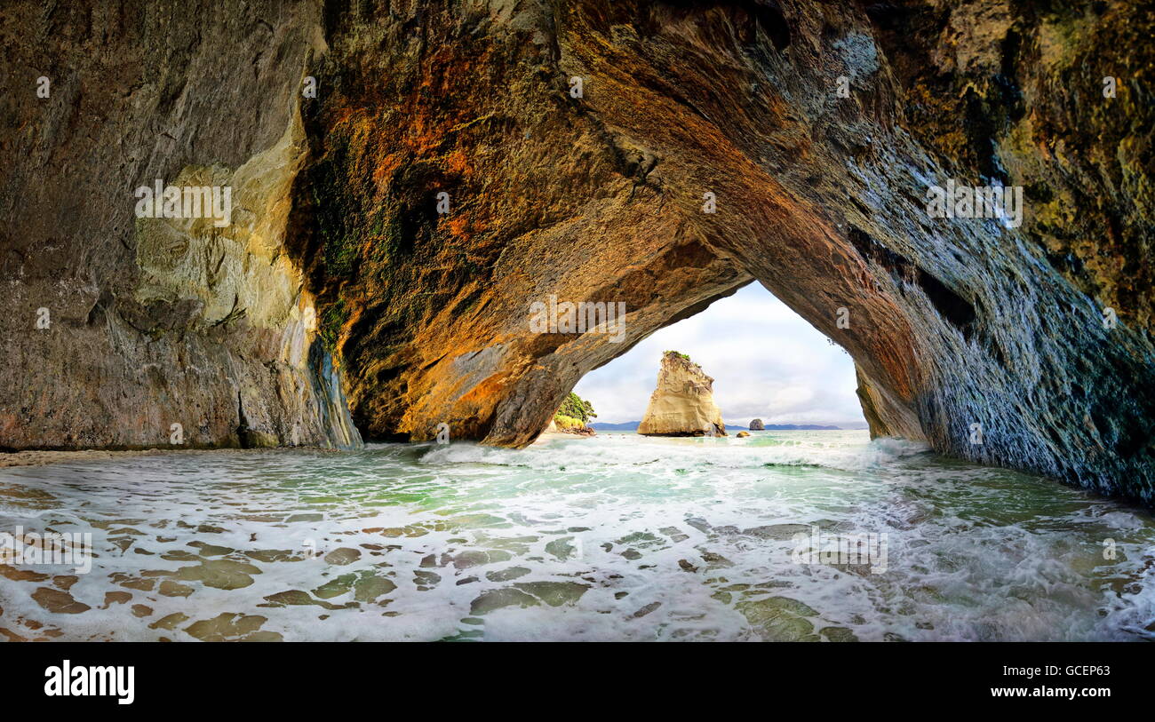 Cattedrale allagata grotta con staccata la pietra arenaria calcarea roccia alla Cattedrale Cove Beach, Mercurio Bay, Te Whanganui-A-Hei, Hahei Foto Stock
