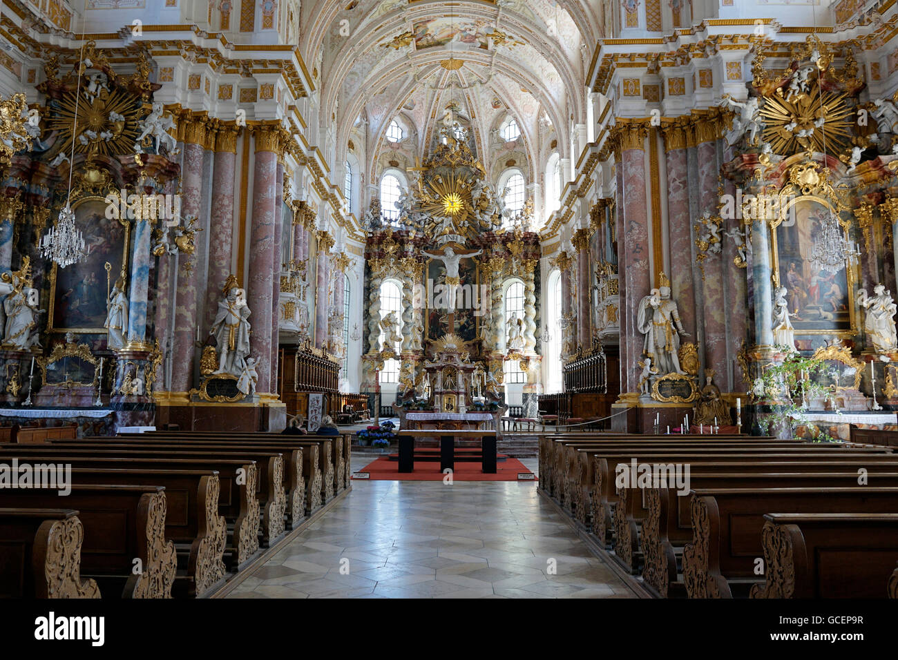 Interno con l'altare, San assunzione a Fürstenfeld Abbey, ex abbazia cistercense, Fürstenfeldbruck, Baviera, Germania Foto Stock