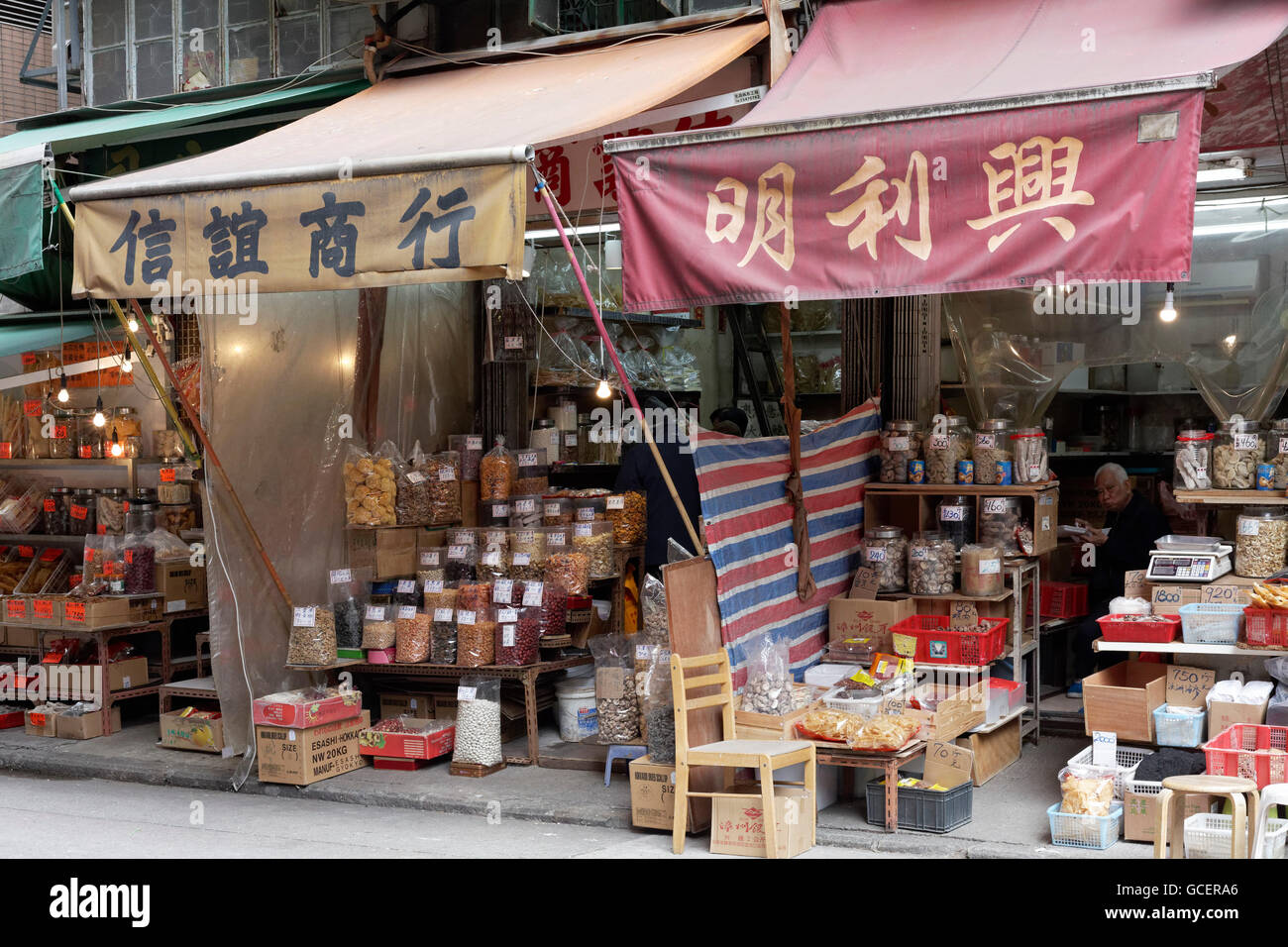 Negozi, Des Voeux Road West, Sheung Wan District, Isola di Hong Kong, Hong Kong, Cina Foto Stock