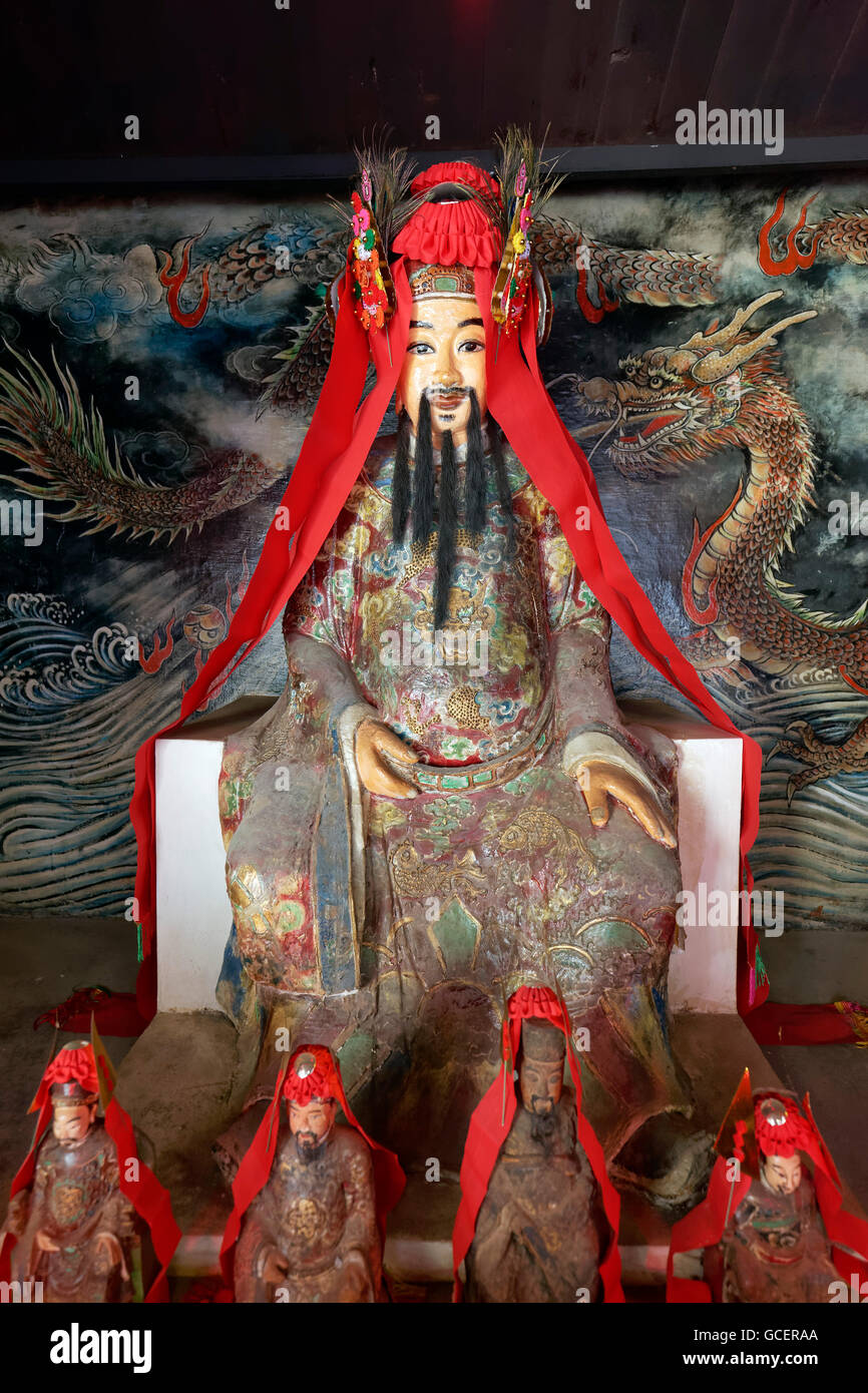 La statua del santo cinese Hung Shing, Hung Shing o Tai Wong Temple, Ping Shan Heritage Trail, Hang Mei Tsuen Foto Stock