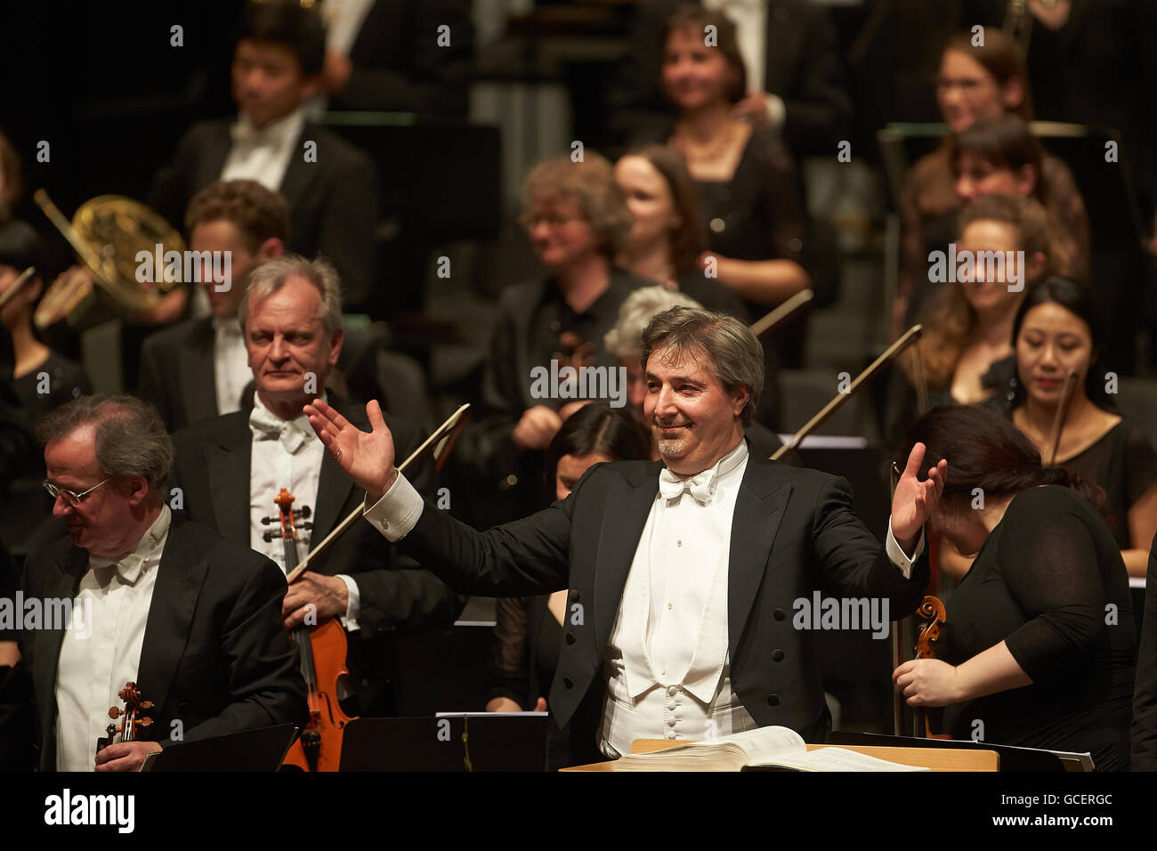 Daniel Raiskin, direttore principale della Orchestra di Stato Rheinische Philharmonie, Coblenza, Renania-Palatinato, Germania Foto Stock