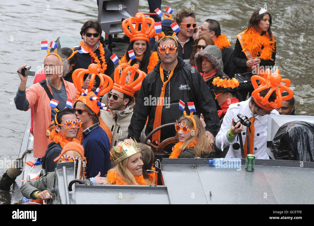 Una delle più grandi feste di strada del mondo si svolge oggi mentre l'Olanda celebra Queensday. I canali e le strade di Amsterdam sono pieni di decine di migliaia di persone che celebrano le festività pubbliche con i modelli della Regina Beatrice dei Paesi Bassi fissati alle barche che trasportano i festaioli lungo i chilometri di canali. Foto Stock