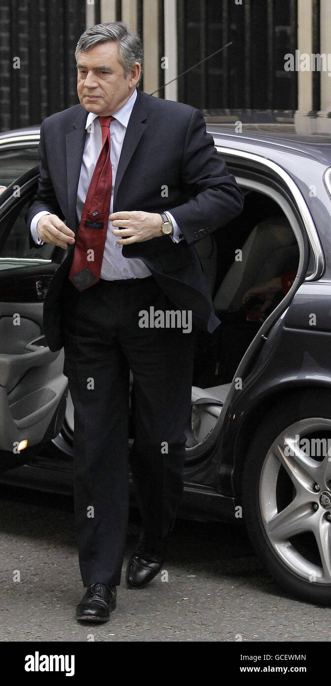 Il primo ministro Gordon Brown torna a Downing Street con i sondaggi che indicano un parlamento impiccato e nessun partito che ha una maggioranza generale dopo le elezioni generali del 2010. Foto Stock