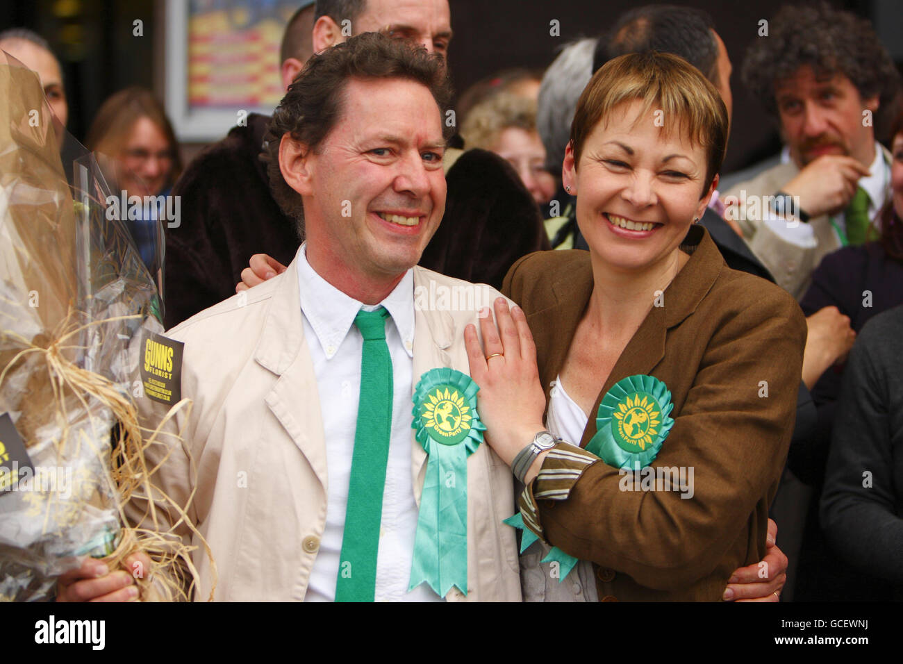 Caroline Lucas festeggia con il marito Richard Savage e gli attivisti del partito, fuori dal Brighton Center, dopo essere diventata il primo deputato britannico del Partito Verde dopo aver vinto il posto al Brighton Pavilion al conteggio delle elezioni generali del 2010 al Brighton Center nel Sussex orientale. Foto Stock