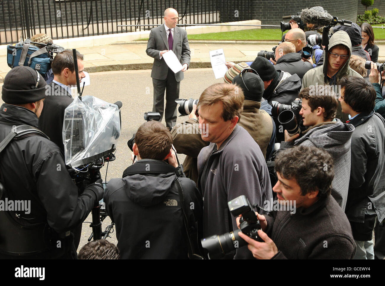 Un addetto stampa di Downing Street tiene una dichiarazione del primo ministro Gordon Brown per i fotografi di Downing Street, Westminster, Londra. Foto Stock