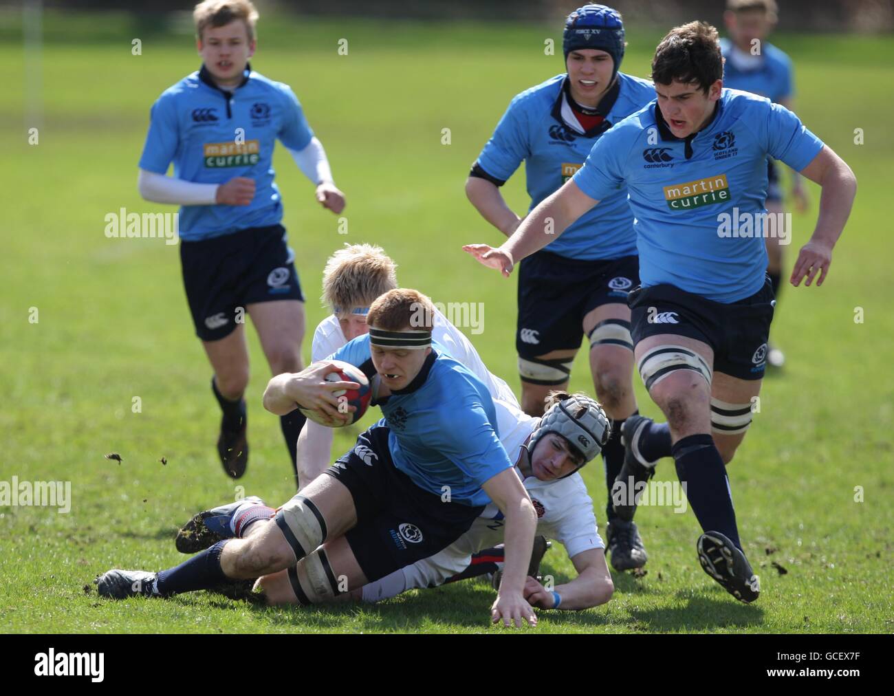 Rugby Union - Inghilterra U17 / Scozia U17 - Wellington School. Callum Templeton Scotland's Try Scotland's è abbattere da 2 tacklers inglesi Foto Stock