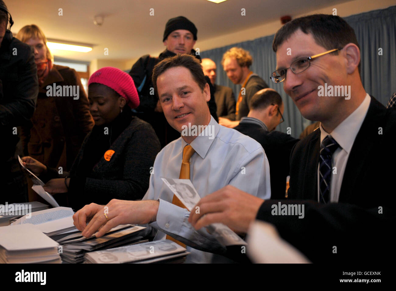 Il leader liberaldemocratico Nick Clegg aiuta a riempire buste con il PPC ed Fordham locale durante una visita agli attivisti del partito a Finchley, dove ha lanciato il bus di battaglia elettorale del suo partito. Foto Stock