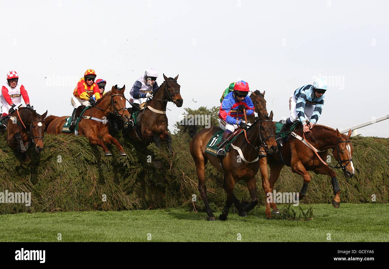 Horse Racing - 2010 John Smith il Grand National - Giorno 1 - L'Aintree Racecourse Foto Stock