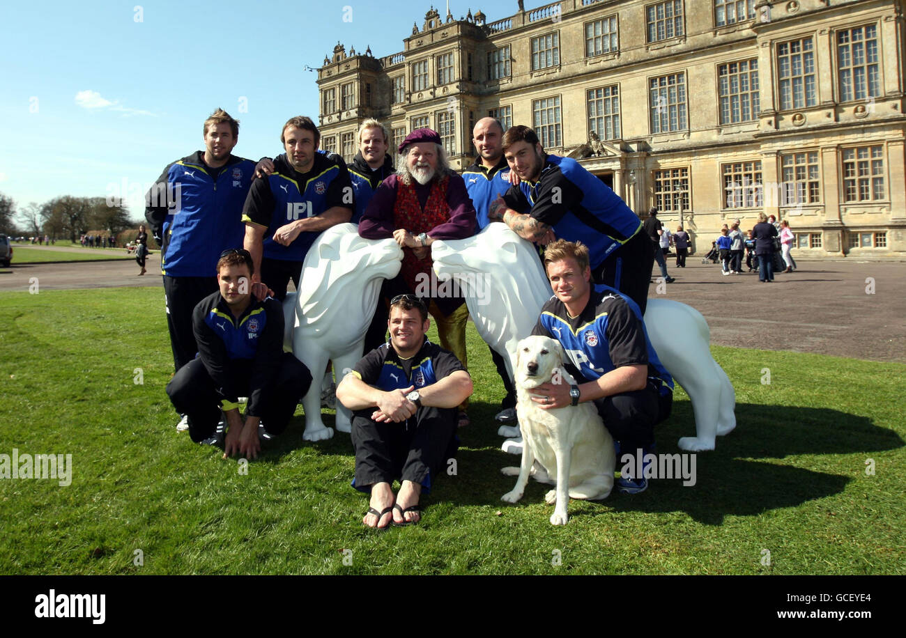 I giocatori di rugby del bagno (in fila da sinistra a destra) Butch James, Danny Grewcok, Nick Abendanon, David Flatman e Matt Banahan si sono Uniti a Lord Bath (centro) e (in prima fila) Olly Barkley, Lee Mears e Michael Claassens per lanciare il progetto di arte pubblica Lions of Bath alla Longleat House nel Wiltshire. Foto Stock