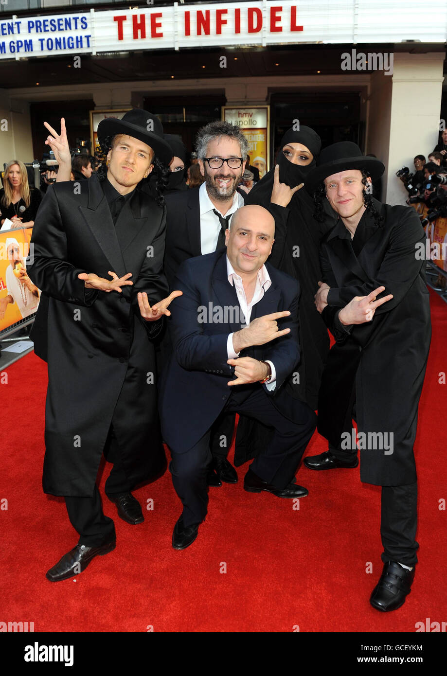Omid Djalili (centro, fondo) e David Baddiel (centro, alto) arrivano con uomini vestiti da ebrei chassidici per il primo ministro degli infedeli all'Hammersmith Apollo, Londra. Foto Stock Omid Djalili (centro, fondo) e David Baddiel (centro, alto) arrivano con uomini vestiti da ebrei chassidici per il primo ministro degli infedeli all'Hammersmith Apollo, Londra. Foto Stock