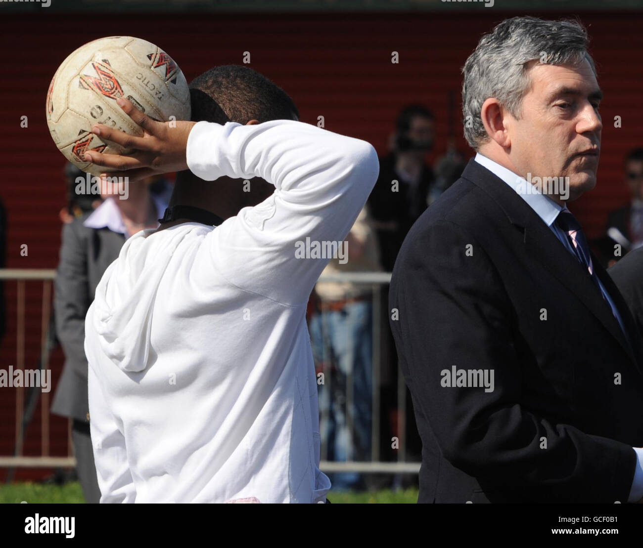 Il primo ministro Gordon Brown incontra i residenti locali che giocano a basket in un centro comunitario a Stevenage nell'Hertfordshire Foto Stock