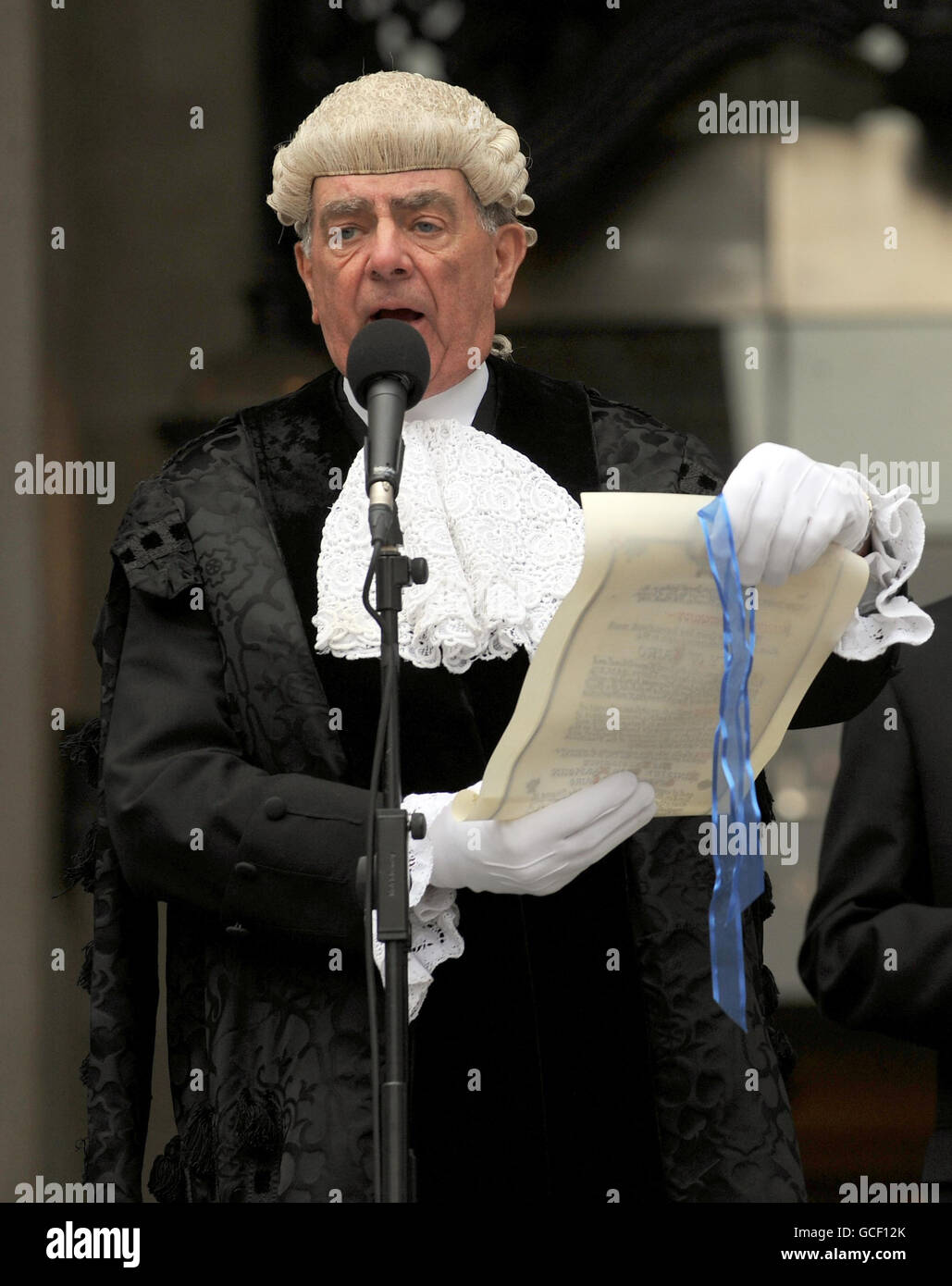 Il colonnello Geoffrey Godbold, OBE, Common Cryer e Serjeant-at-Arms legge la proclamazione della dissoluzione dell'attuale Parlamento al di fuori della City of London Corporation. Foto Stock