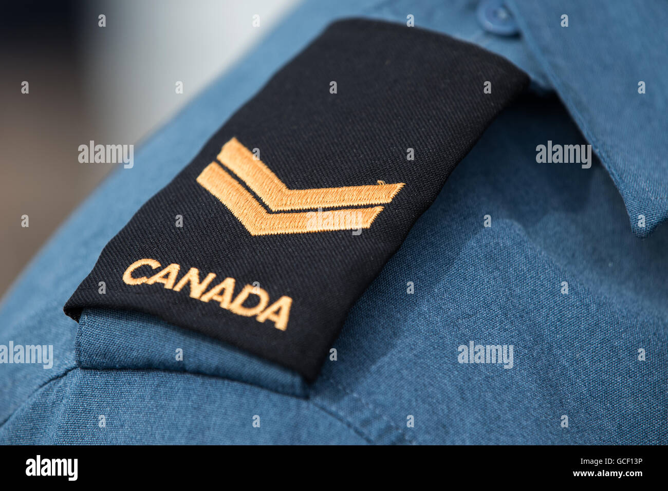 Un marina canadese ufficiale con il leader di classifica Marinaio nella foto a Kingston, Ont., in data 8 luglio 2016. Foto Stock