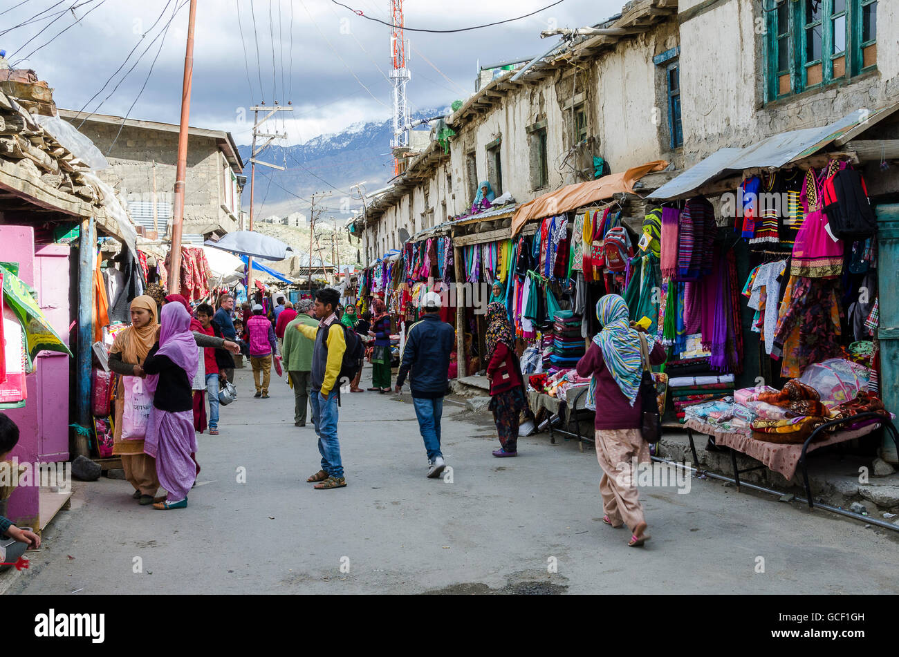 Scena di strada con negozi, Kargil, Leh a Srinagar Road, Ladakh, Jammu e Kashmir India Foto Stock