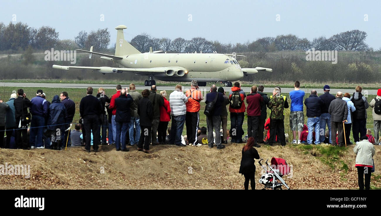 La gente guarda un aereo da ricognizione militare MR2 Nimrod mentre atterra al Museo dell'aria dello Yorkshire vicino a Elvington, York. Il Nimrod ha fatto il suo volo da RAF Kinloss per diventare la mostra del premio al museo ed è l'unico esempio dal vivo in esposizione in qualsiasi museo del mondo. Foto Stock