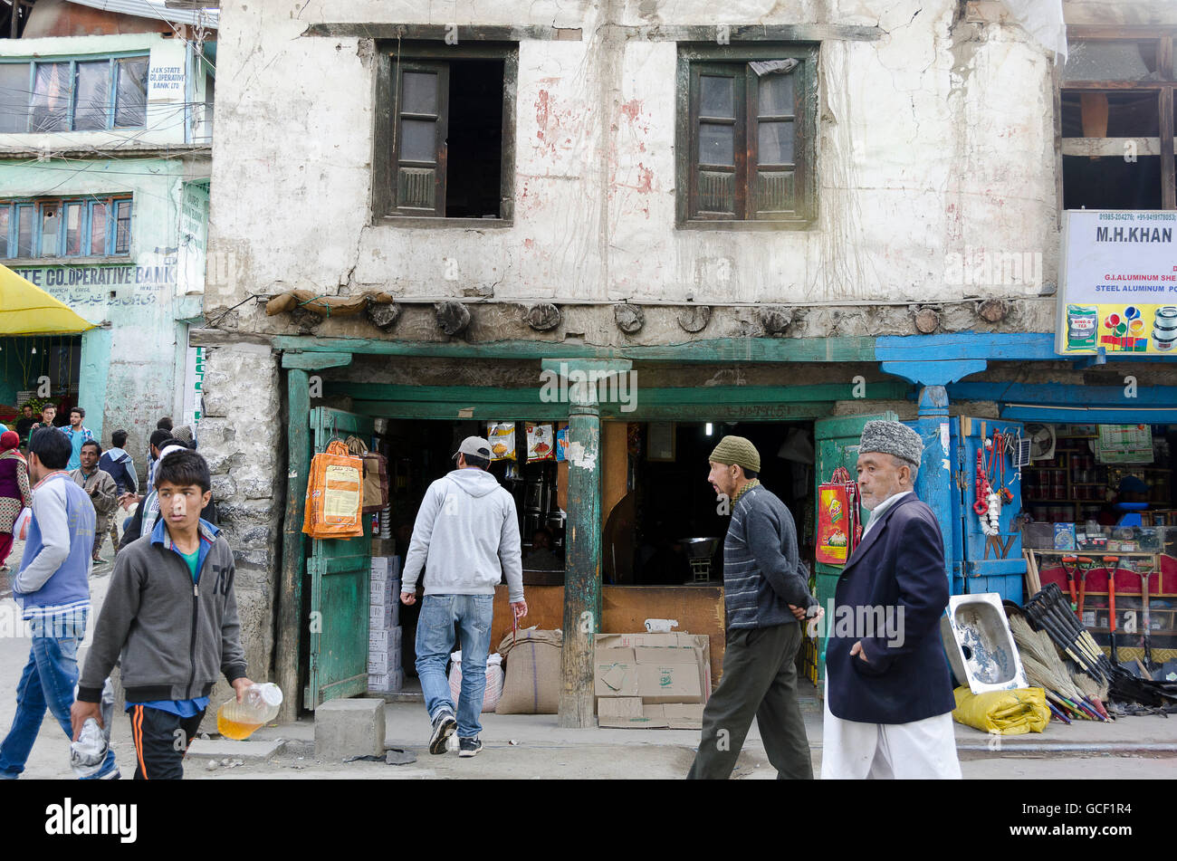 Negozi e street, Kargil, Leh a Srinagar Road, Ladakh, Jammu e Kashmir India Foto Stock