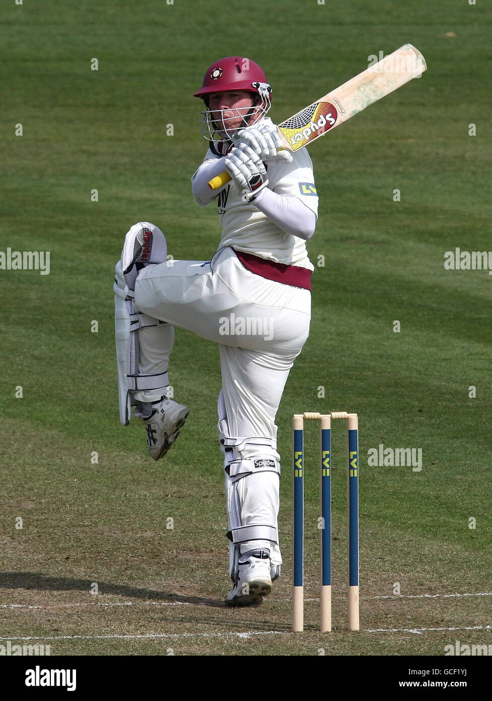 Rob White del Northamptonshire durante i suoi inning del 95 durante il LV County Championship, la seconda divisione partita al County Ground, Bristol. Foto Stock