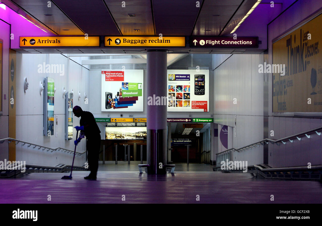 Un Terminal 4 vuoto dell'aeroporto di Heathrow a Middlesex che è stato chiuso per un secondo giorno dopo la chiusura dello spazio aereo britannico a causa della cenere dell'eruzione vulcanica dell'Islanda. Foto Stock