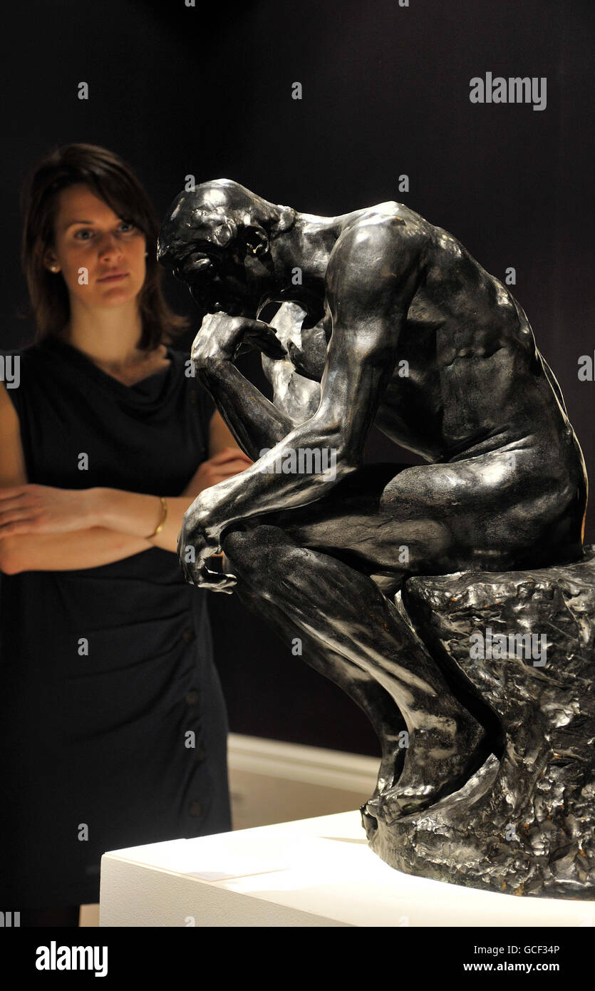 Mary Engelhart studia la scultura "le Penseur" di Auguste Rodin, per un valore stimato di 4/6 milioni di dollari, presso lo showroom di Sotheby nel centro di New Bond Street a Londra, questa mattina. Foto Stock