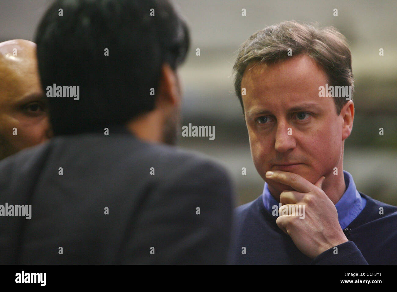 Il leader del Partito conservatore David Cameron visita Islamic Relief Worldwide, a Edgbaston, Birmingham. Foto Stock