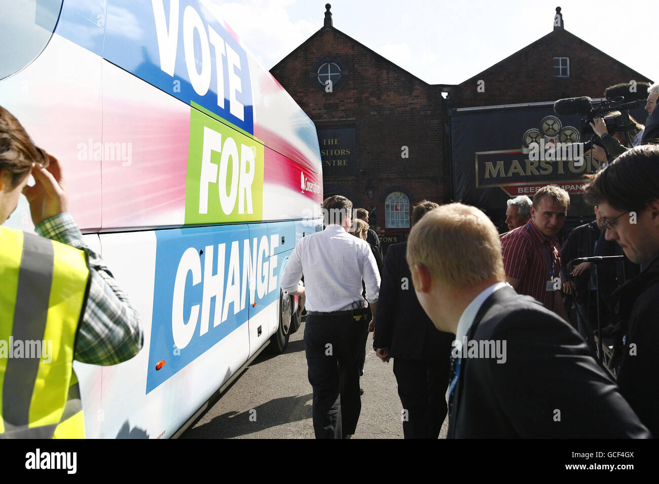 David Cameron, leader del partito conservatore, si allontana dopo aver tenuto un discorso durante una visita alla Marstons Brewery a Staffordshire, come parte della sua campagna elettorale prima del giorno delle elezioni del 6 maggio. Foto Stock