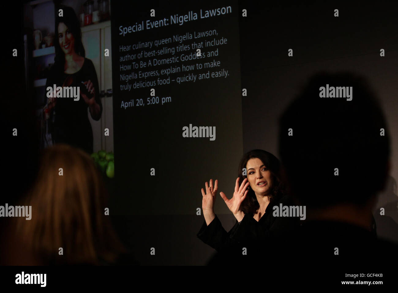 Nigella lancia l'app Apple. Nigella Lawson durante il lancio dell'app Nigella Quick Collection, presso l'Apple Store nel centro di Londra. Foto Stock