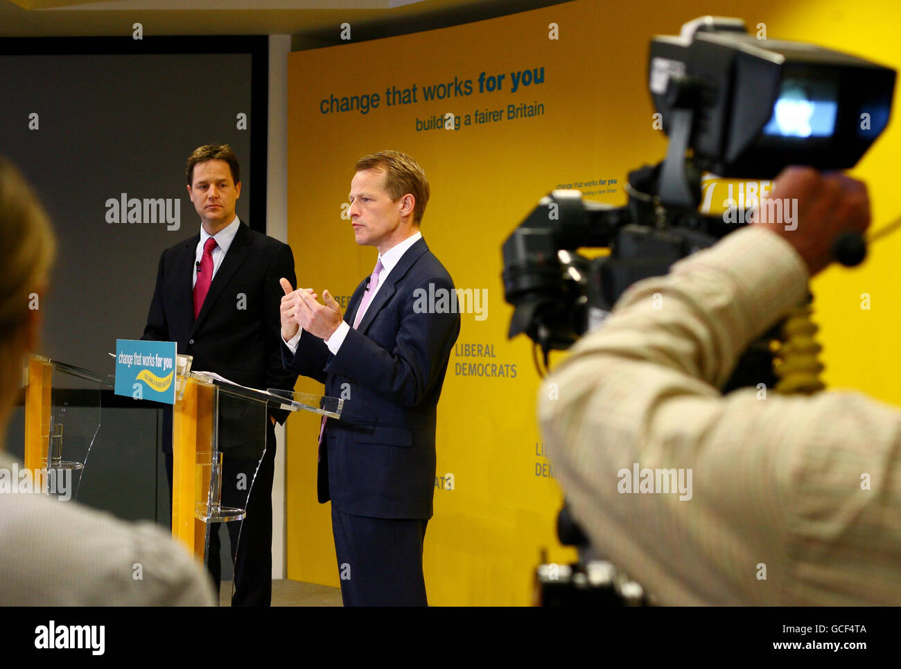 Il leader liberal-democratico Nick Clegg (a sinistra) con David Laws, il liberale-democratico Shadow Segretario di Stato per i bambini, le scuole e le famiglie, durante una conferenza stampa delle elezioni generali alla Work Foundation di Londra. Foto Stock