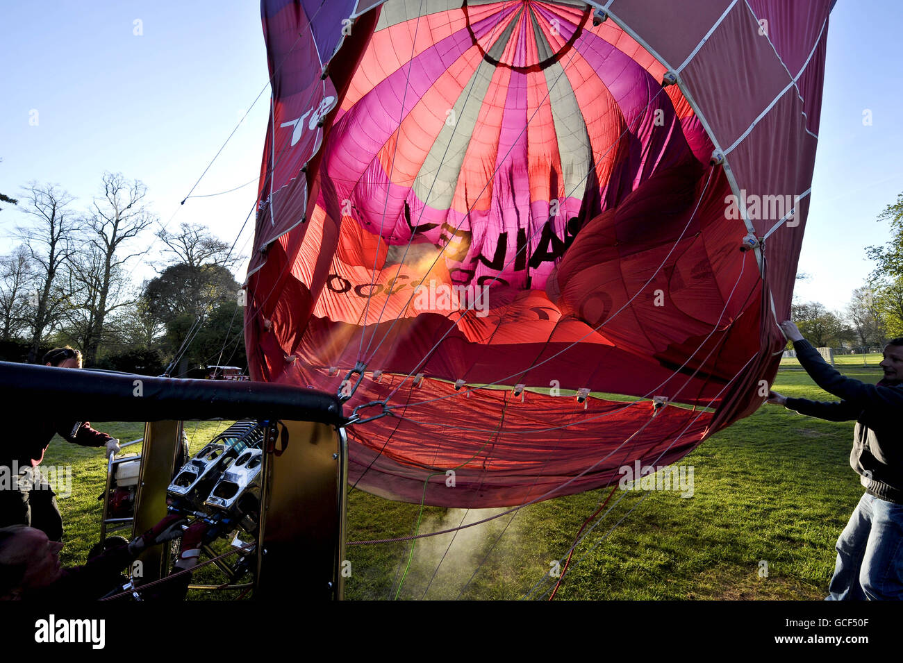 Una mongolfiera viene riempita usando un bruciatore prima di un volo su una soleggiata mattina di primavera a Bath dopo che il divieto di volo motorizzato è sollevato. Foto Stock