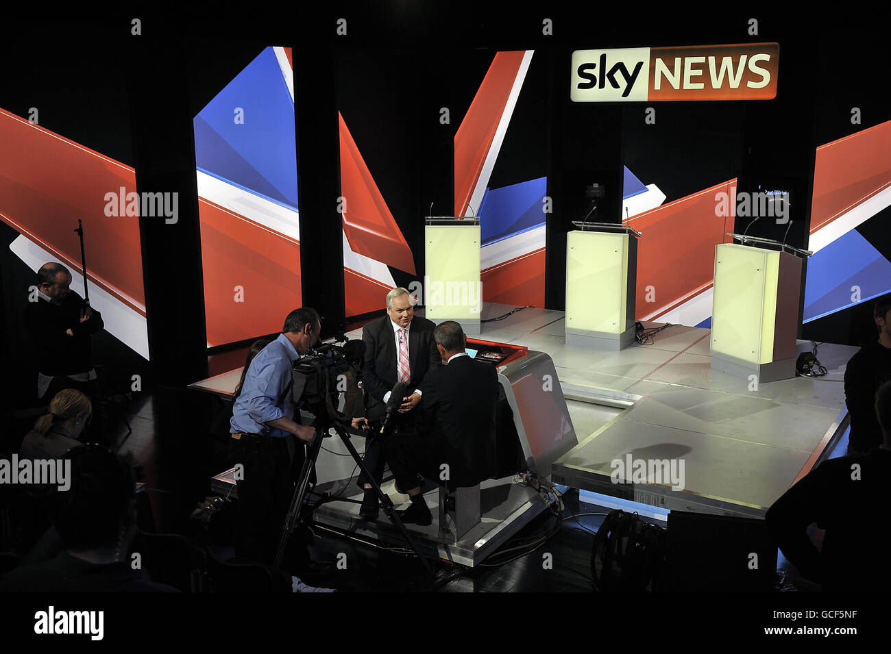 Il presentatore di Sky News Adam Boulton è intervistato dal collega presentatore di Sky News Jeremy Thompson sul nuovo set eretto all'interno dello studio di Bristol dove modererà il dibattito elettorale dal vivo con tutti e tre i leader del partito domani. Foto Stock