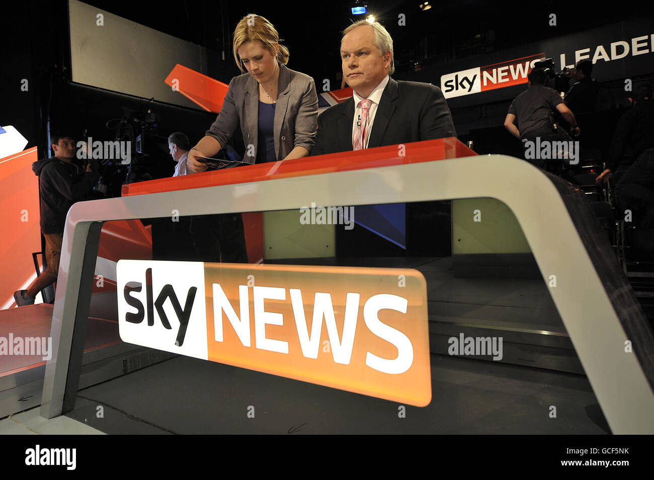 Il presentatore di Sky News Adam Boulton sul nuovo set eretto all'interno dello studio di Bristol, dove domani modererà il dibattito elettorale con tutti e tre i leader del partito. Foto Stock