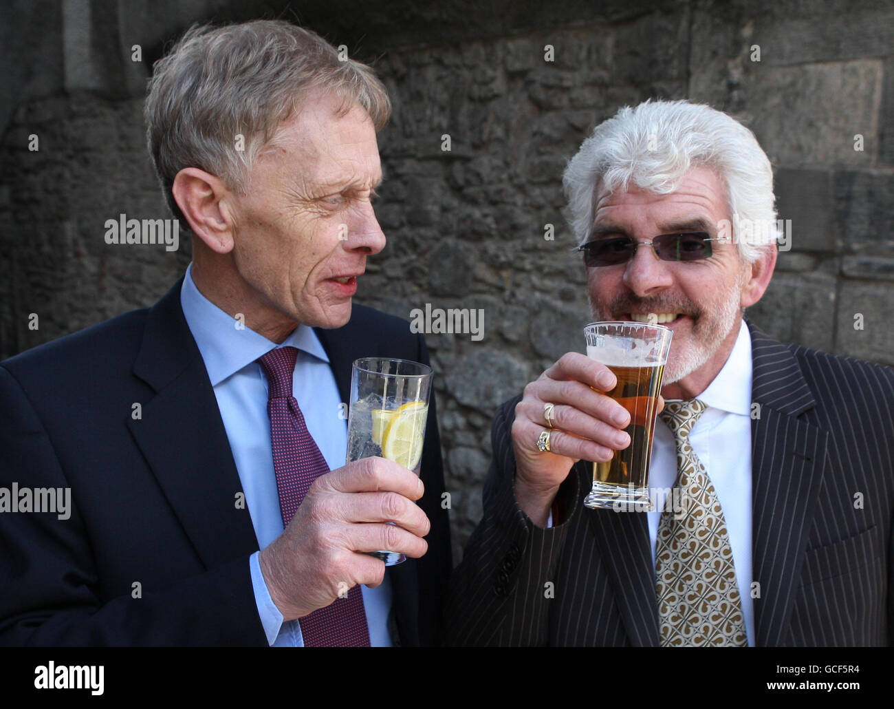 John Doyle (a sinistra) e Robert Graham si bevono in un pub locale dopo la partenza da Edinburgh High Court dove sono stati cancellati di essere parte di un complotto per estorcere 4.25 milioni di euro per il ritorno di un capolavoro di Leonardo da Vinci rubato. Foto Stock