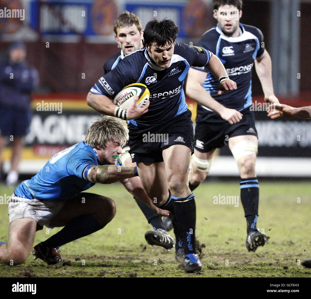 Il Rob Dewey di Glasgow si rompe per fare una prova durante la partita della Magners League alla Firhill Arena, Glasgow. Foto Stock