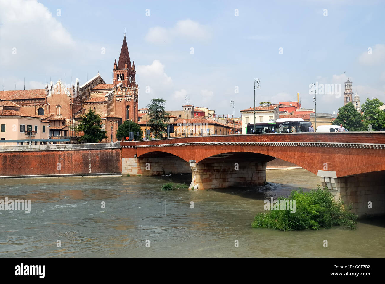 Verona, Italia. Un fiume dige e Ponte Navi). Sullo sfondo il campanile della chiesa di San Fermo Maggiore. Foto Stock