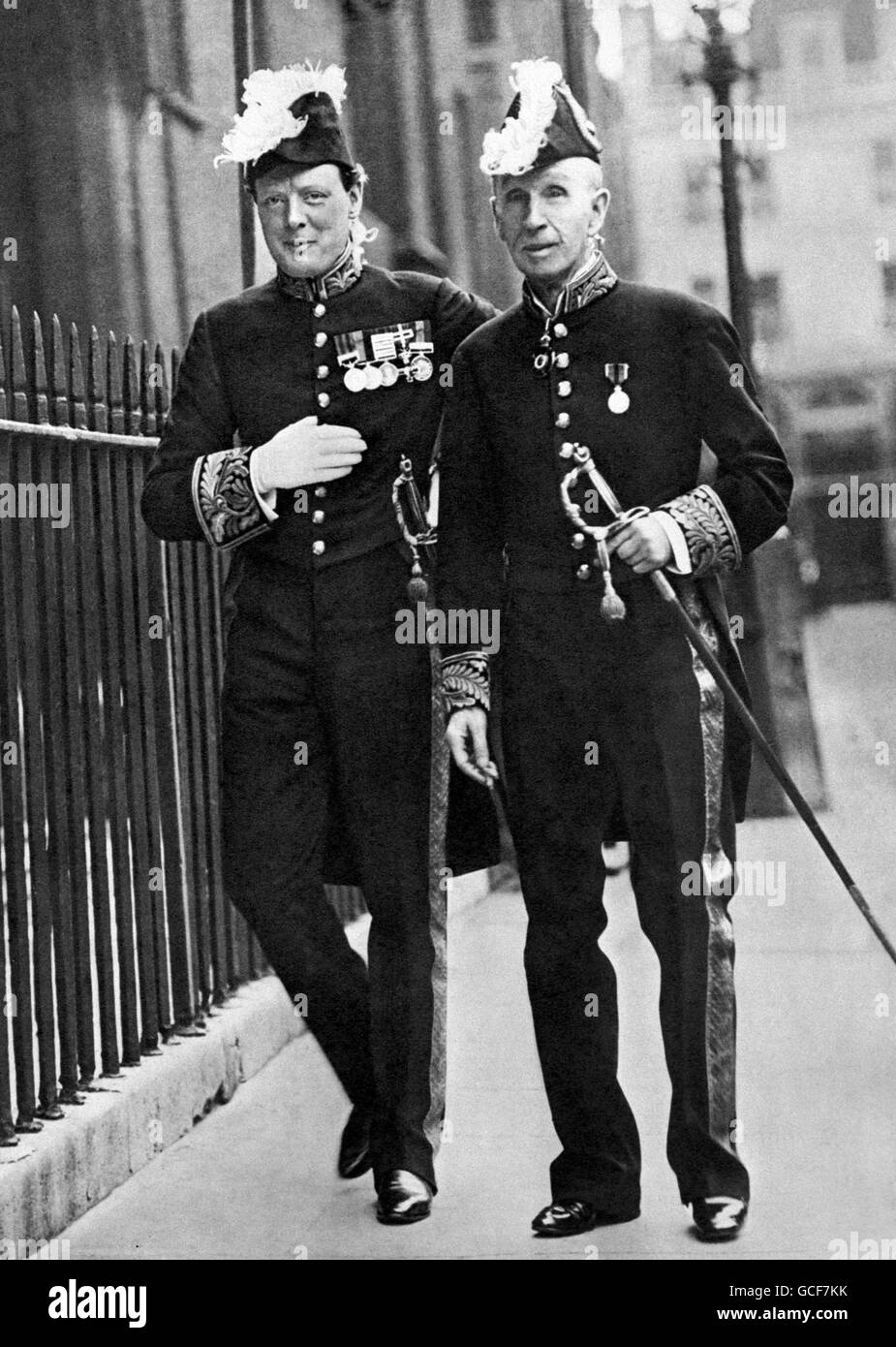 Il Sottosegretario di Stato per le colonie Winston Churchill, a sinistra, arriva al numero 10 Downing Street con John Morley, Segretario di Stato per l'India. Foto Stock