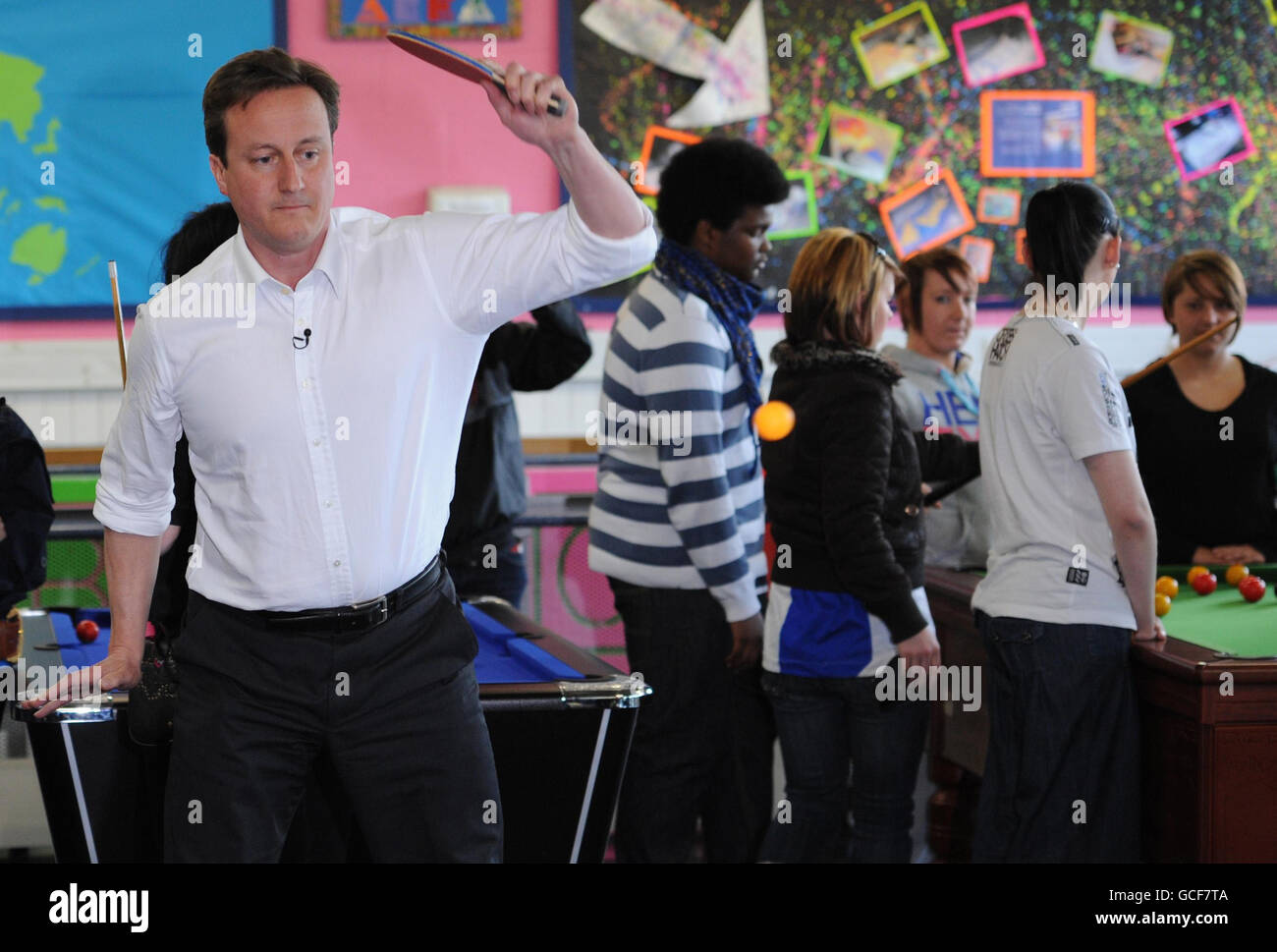 2010 Campagna elettorale Generale 27 aprile. David Cameron, leader del partito conservatore, gioca oggi a ping pong al Bolton Lads and Girls Club di Bolton. Foto Stock