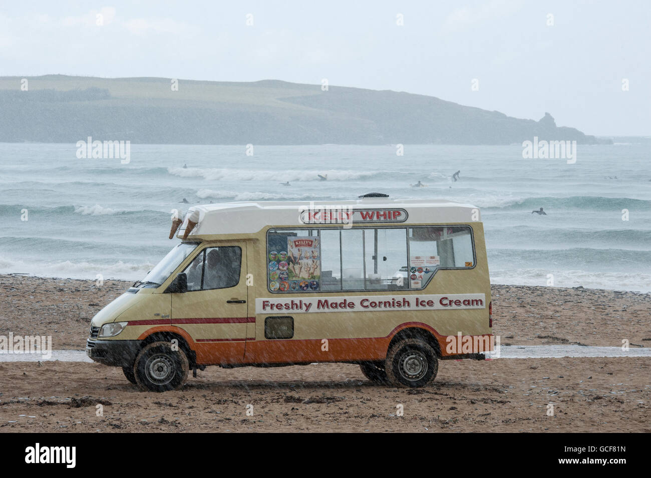 Un gelato van sotto la pioggia battente su una spiaggia in Cornovaglia Foto Stock