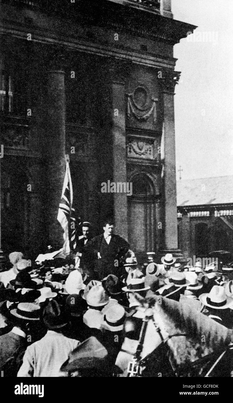 Winston Churchill si rivolge ad una folla a Hollinwood, Oldham, vicino Manchester, durante la by-elezione del 1899. Foto Stock