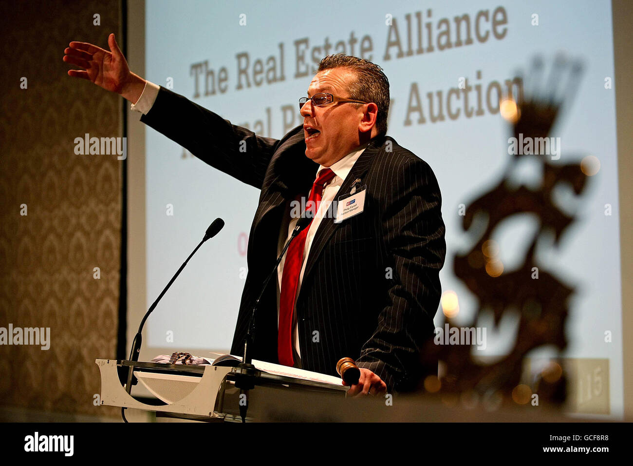 Vendita al Shelbourne Hotel, Dublino oggi, Phillip Farrell, azienda d'aste di Real Estate Alliance, alla prima asta di proprietà nazionale con un massimo di 66 immobili. Foto Stock