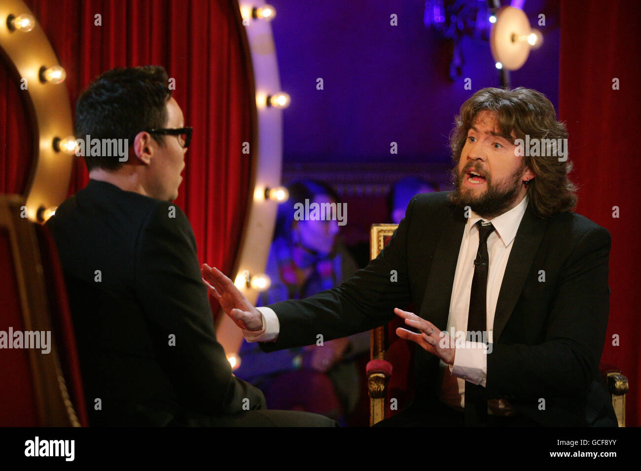 Guest GOK WAN (a sinistra) con JLC durante le riprese della chat show del canale 5 Justin Lee Collins: Good Times, presso la sala da ballo Rivoli di Brockley, a sud di Londra. Foto Stock